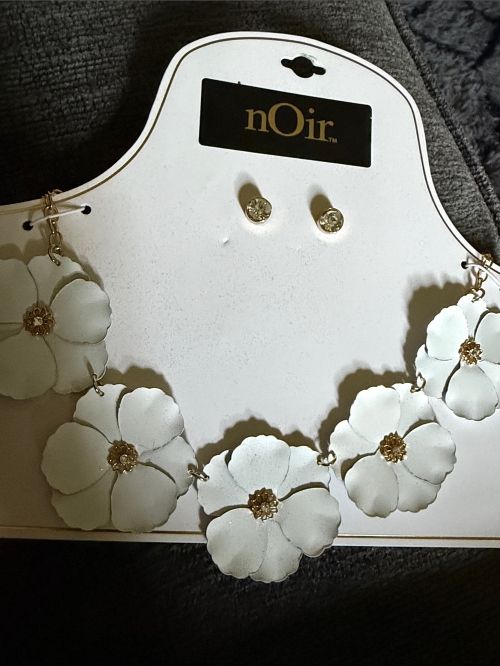 NWT nOir Jewelry White Floral Petal Necklace with Gold Centers and Studs